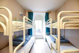Хостелы Snoozles Quay Street Tourist Hostel Голуэй Кровать в общем номере с 4 кроватями и собственной ванной комнатой-2